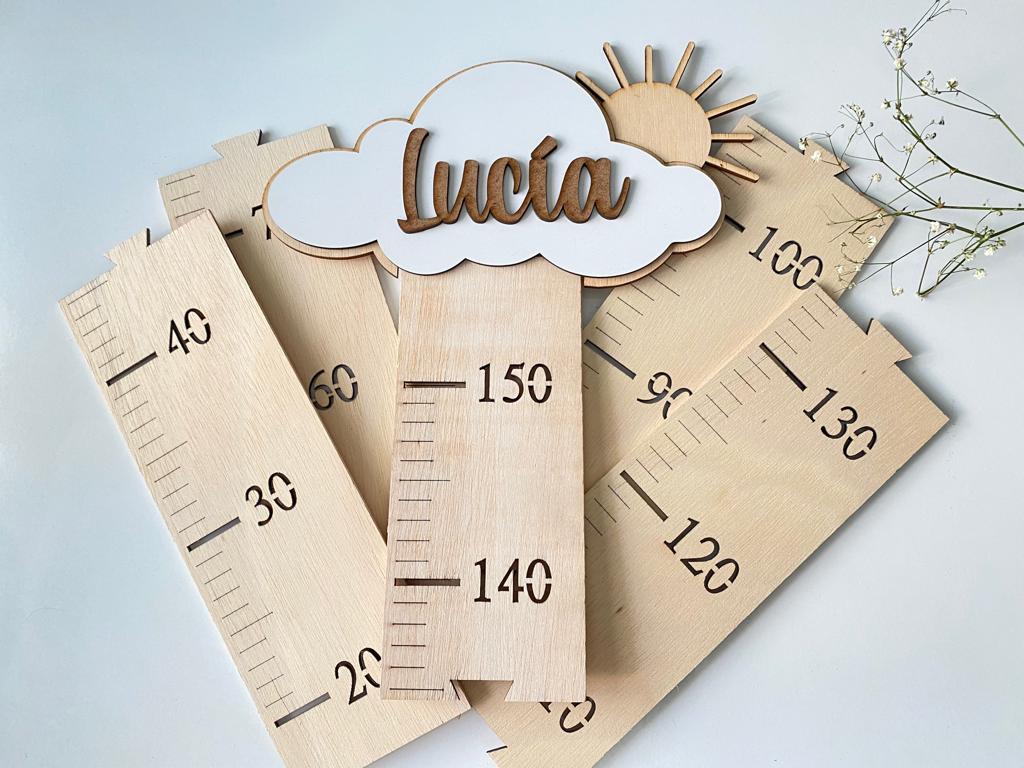 MEDIDOR INFANTIL DE MADERA CON NOMBRE (ARCOIRIS, SOL Y LUNA)